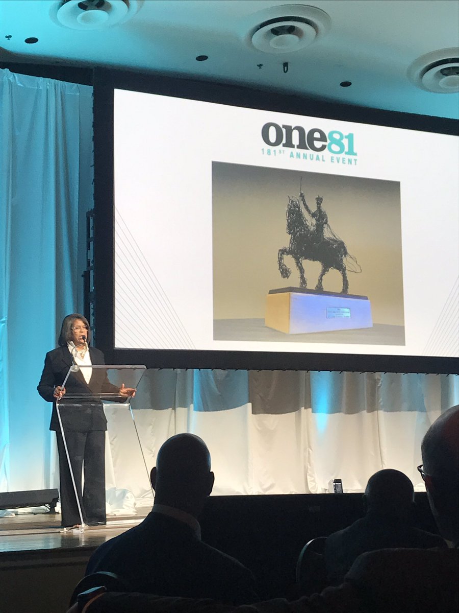 TheCoordinated's tweet photo. And here to to announce the Right Arm of St. Louis Award the incredible @vp1300 !! #One81 @STLRegChamber https://t.co/PDzhCsKDiS