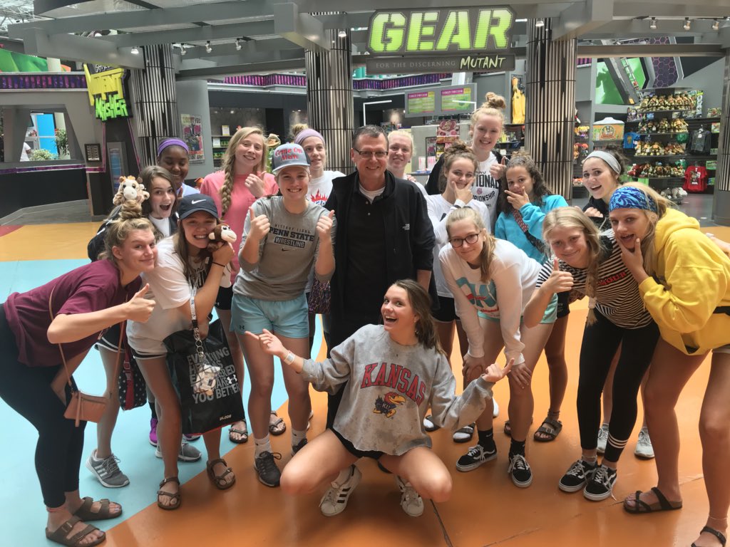 My coach is better than yours!! (: #comeonman <a href="/KansasEliteWBB/">Kansas Elite WBB</a>