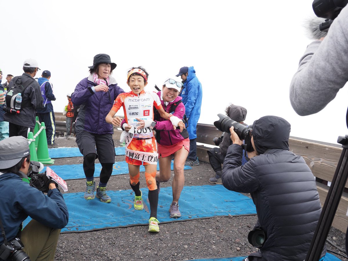 Dogsorcaravan's tweet photo. Finish: 吉住友里 Yuri Yoshizumiが3:11:34で第71回富士登山競走山頂コースを連覇。先週富士山での練習中に手を骨折するというアクシデントがありながらも勝利を勝ち取りました。 #富士登山競走 #mtfuji https://t.co/hbnBLi3PpS