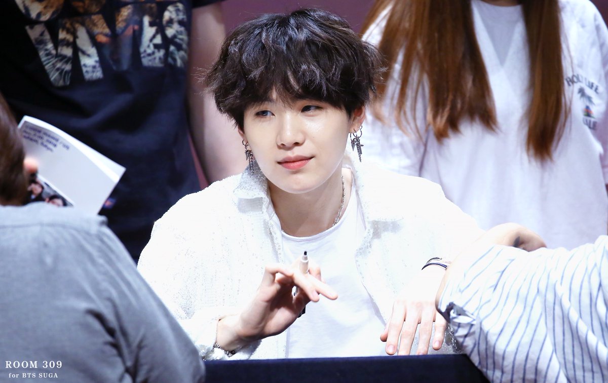 ROOM309_com's tweet photo. 180602 상암 팬싸인회
팬 바라보는 눈빛 꿀 떨어지지 🍯✨💛
#SUGA #슈가 #윤기 #민윤기
@Bts_twt https://t.co/0MW8qPowX9