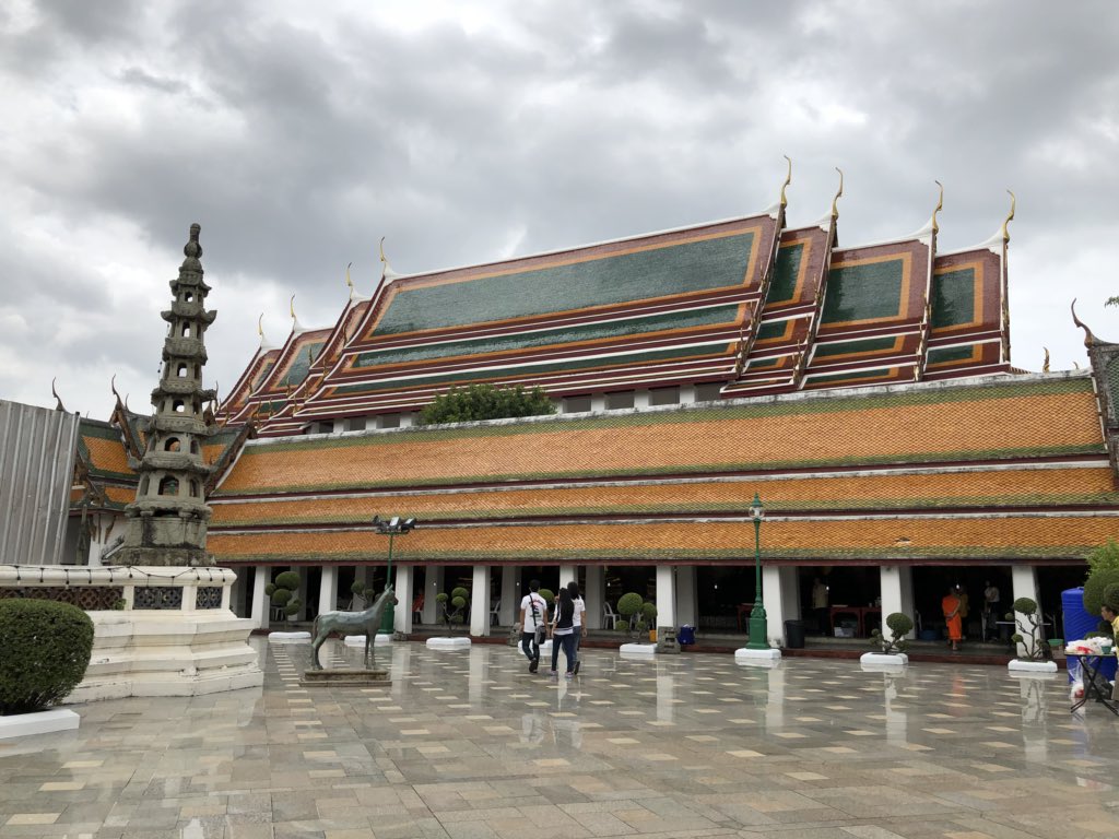 RatasitC's tweet photo. ภาพจากวัดสุทัศน์เมื่อเช้าครับ | Beautiful views of Wat Suthatthepwararam (วัดสุทัศนเทพวรารามราชวรมหาวิหาร) Buddhist temple in #Bangkok #Thailand earlier this morning. #travel @TravelDudes @firsttimetravel @TravelZIN @GotSaga @RichardBarrow https://t.co/klyoO7thD8