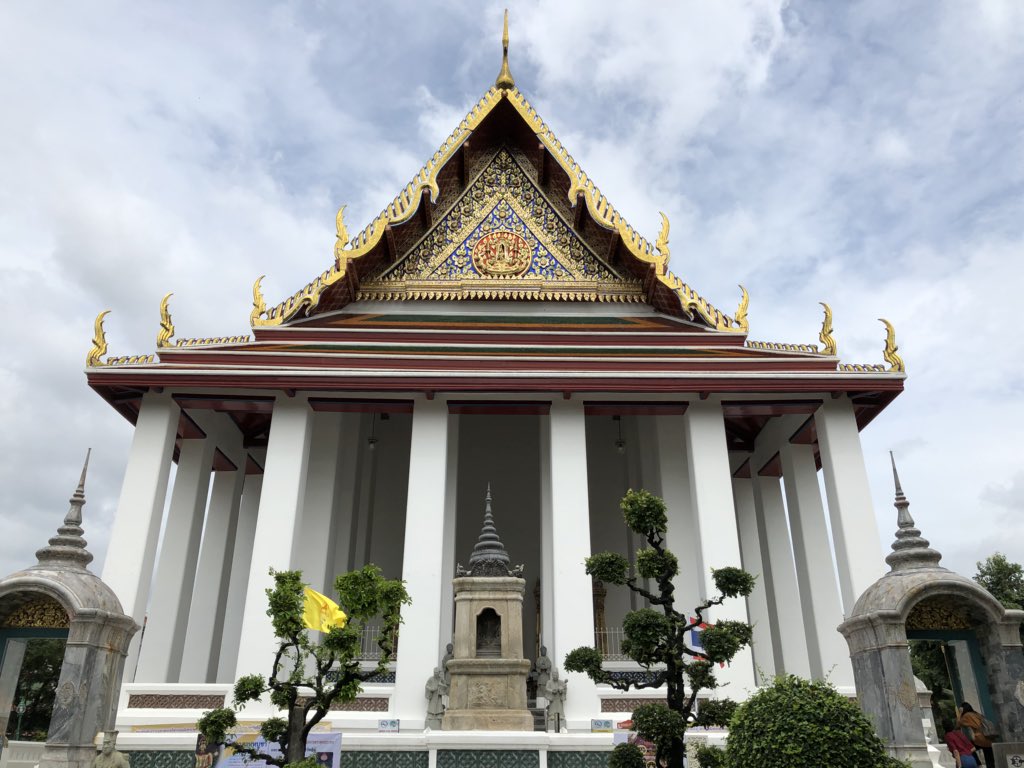 RatasitC's tweet photo. ภาพจากวัดสุทัศน์เมื่อเช้าครับ | Beautiful views of Wat Suthatthepwararam (วัดสุทัศนเทพวรารามราชวรมหาวิหาร) Buddhist temple in #Bangkok #Thailand earlier this morning. #travel @TravelDudes @firsttimetravel @TravelZIN @GotSaga @RichardBarrow https://t.co/klyoO7thD8