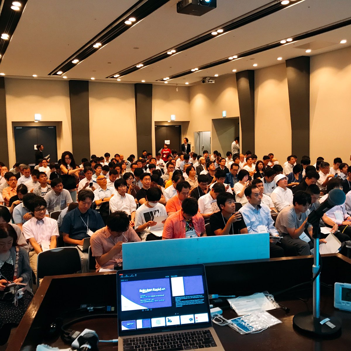 marakas1969's tweet photo. full house at #devsumi https://t.co/rHMU5ETA91