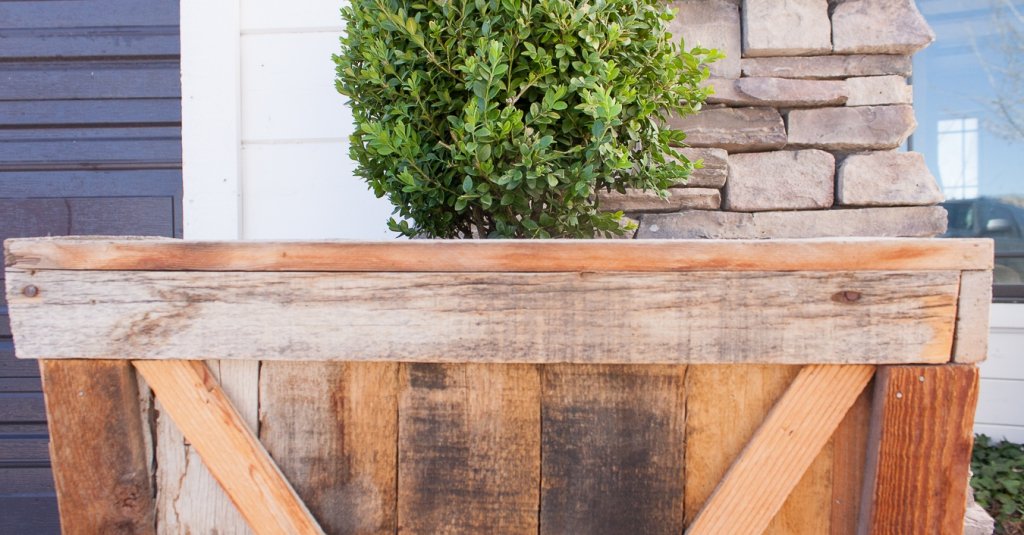 Remodelaholic | DIY Large Pallet Planters remodelaholic.com/diy-large-pall…