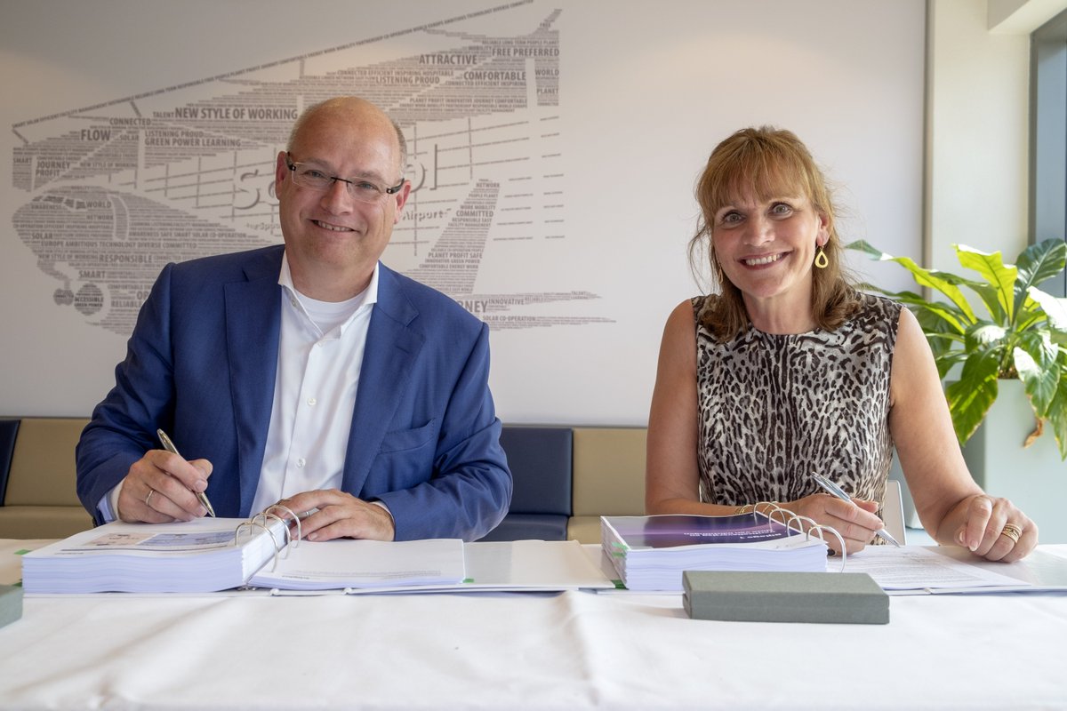 Schiphol kiest voor RIFF als nieuwe partner voor het klantcontact. Samen slaan we de handen ineen om de informatievoorziening verder te ontwikkelen. Wij kijken uit naar deze mooie samenwerking! 🥂bddy.me/2vaUKPw