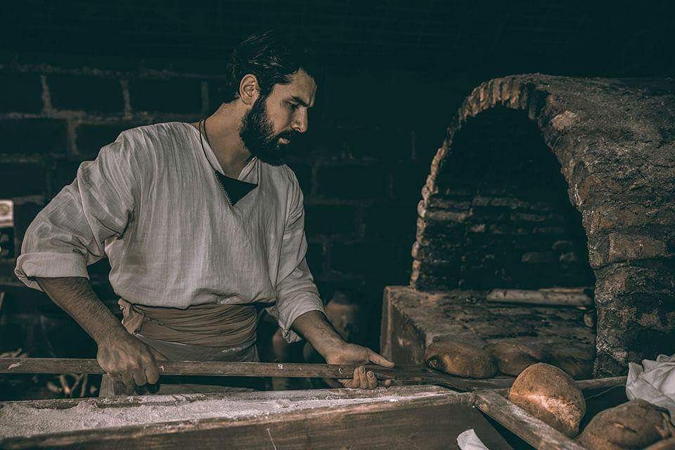Mesele ateşte yanmak değil, 
mesele bir gönülde yer almaktır, 

Ekmeği ateşte pişirmek kolay,
mesele onu gönülde pişirmektir. 

Somuncu Baba Hz.
