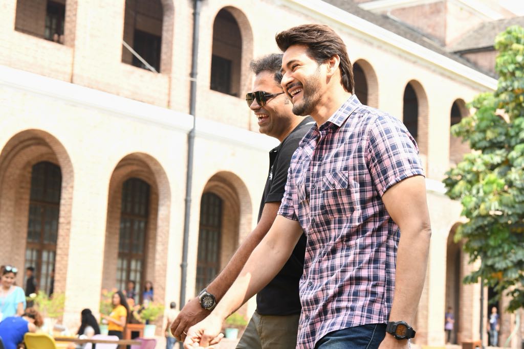urstrulyMahesh's tweet photo. A very happy birthday to my 40 years young director &amp; friend @directorvamshi 😊... 40s are undoubtedly the new 20s!!! live young, live happy... Have a great one! 🤗🤗 https://t.co/bBJ89Tw12l