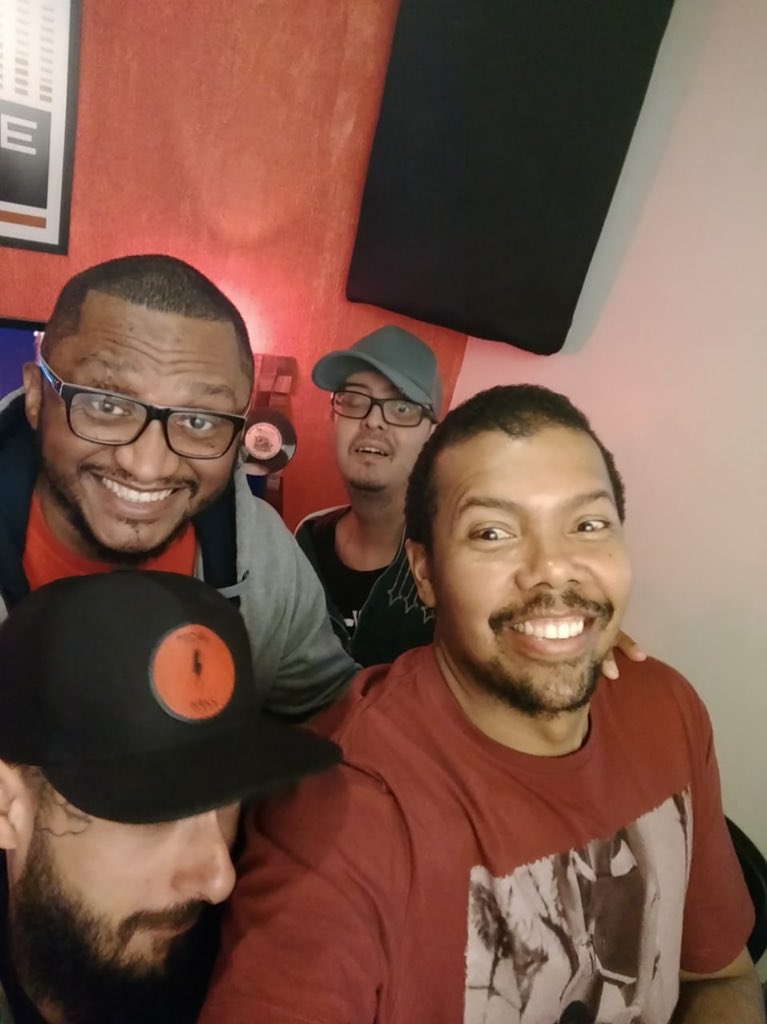 DjDuhNosBeats's tweet photo. Irmãos de vida e de musica que nem a distância ou o tempo conseguem separar! Estar com vcs é sempre bom demais, que venham as novas sujeiras da #ImaBeats ! 💎🔥🔨 https://t.co/kEIJeoTVsR