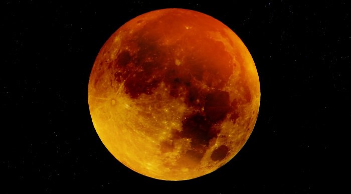 Oggi 27 Luglio #Eclissi totale di #Luna visibile dalle 21.30 fino all' 1.30 del 28 Luglio.
#Buonavisione