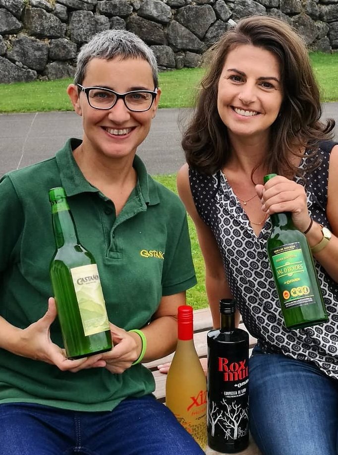 SIDRACASTANON's tweet photo. Talking about "sidra" in Asturias and innovation @roxmut and #Xiz #xizfrizzante at Castañón 🍏 with @thecraftycask ,we hope you like It and enjoy our experience #Cidertour #Sidraturismo 
#sidra #vermut #vermout #cidervermuth  #valdeboides #sidradeasturias #sidraDOP #sidracastañon https://t.co/zVpAfhBPVy