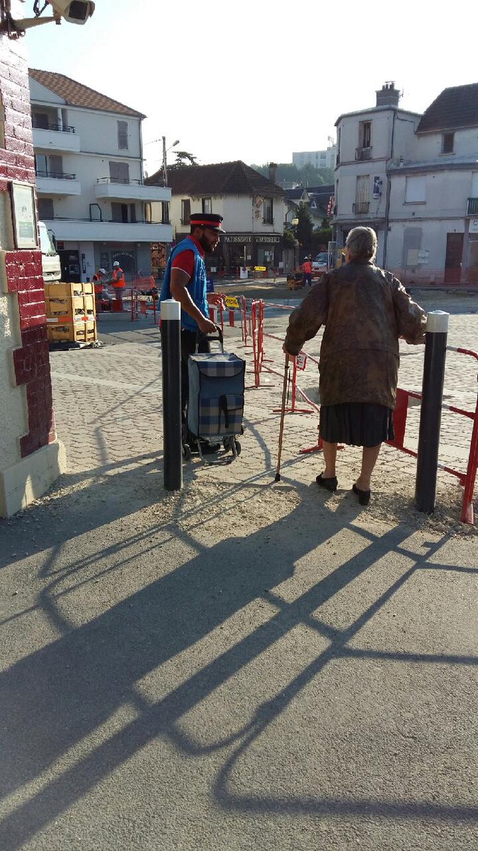 CSH_Team1's tweet photo. En gare de la frette nos agents vous proposent des boissons fraîches en cette periode de forte chaleur https://t.co/fIWB4Mif80
