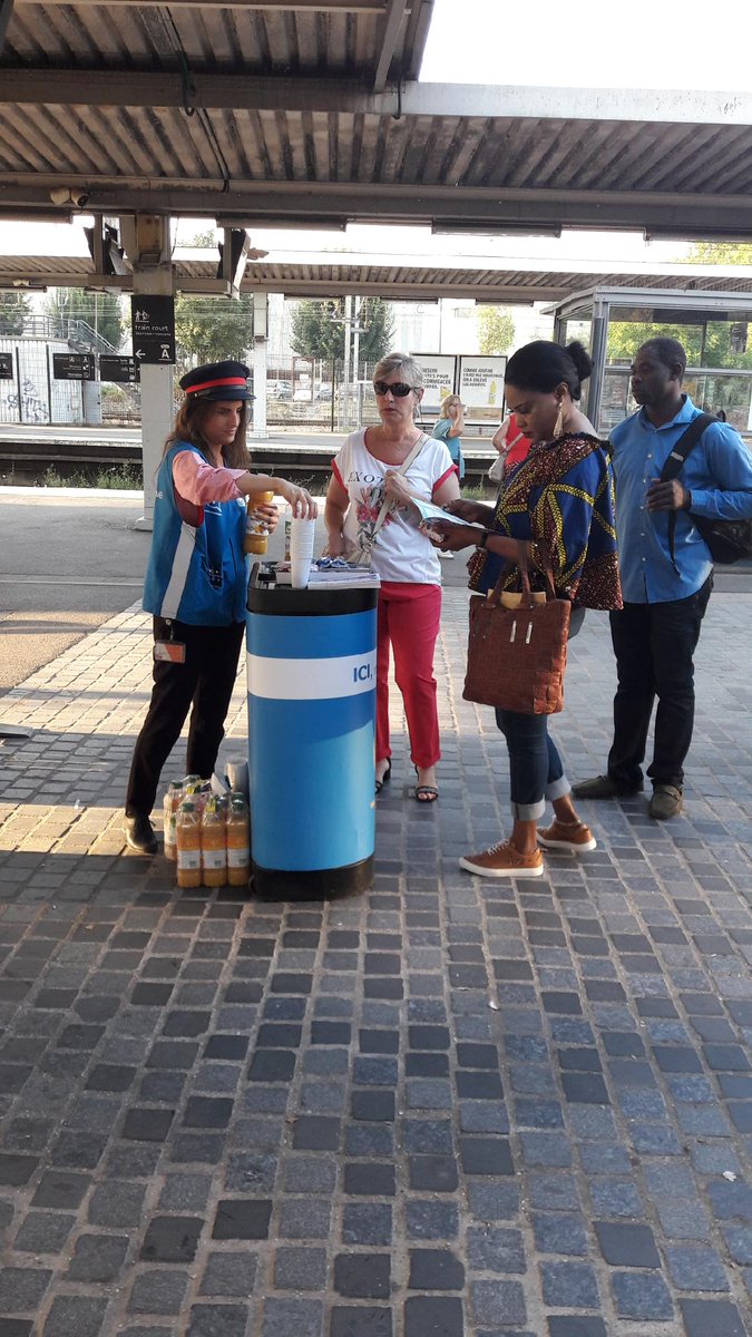 CSH_Team1's tweet photo. En gare du val d'argenteuil nos agents sont présents pour vous proposer des rafraîchissements https://t.co/C1p8MHdRl2