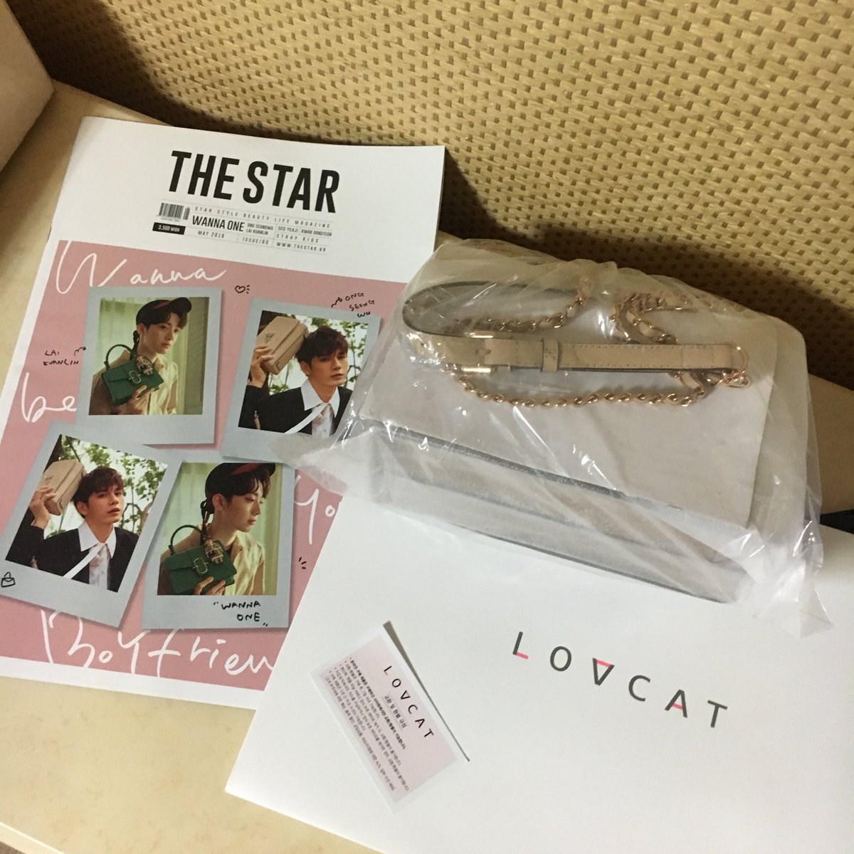 러브캣 가방 샀는데 더스타 잡지 같이 왔ㄷ ㅏ 잡지에 나온 백 아닌ㄷ ㅔ...!!
