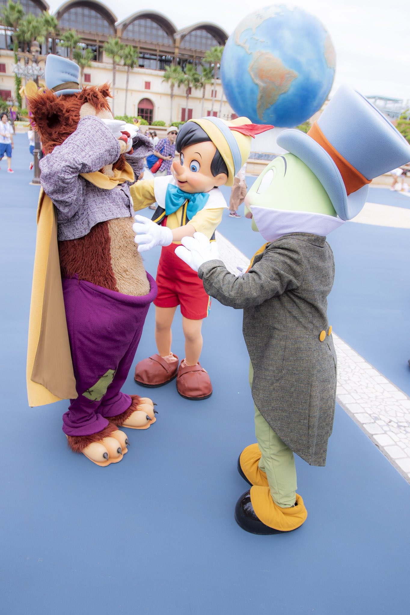 𝓐𝓼𝓱 ｄ垢兼用w 泣き虫なギデオンをピノキオとジミニーがなだめるっていう癒しwww ギデオン ピノキオ ジミニークリケット プラザ 東京ディズニーシー Tds T Co Pz1yxed4dv Twitter