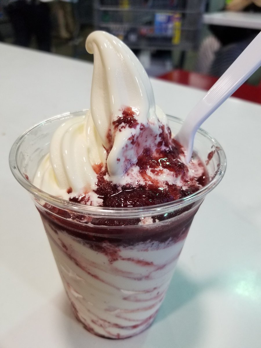 takahmama's tweet photo. It's back! Cue the happy dance. Thank you @Costco for bringing back the very berry sundae. #veryberrysundae #Costco https://t.co/CHDvGocUpT