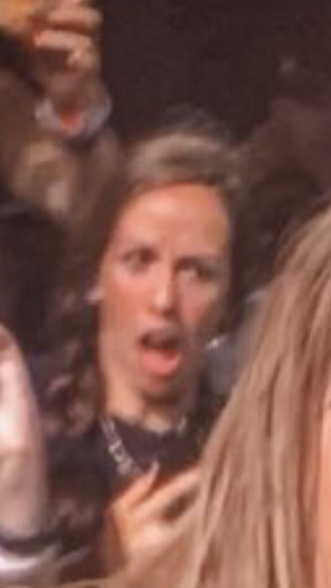 citydoveswift's tweet photo. YOU GUYS AMANDAS FRIEND FROM SCHOOL JUST SENT HER THIS PICTURE SAYING “I think these are your friends in the background” IM LITERALLY SCARED OF MYSELF IM CRYING LAUGHING MY FUCKING FACE OH MY GOD https://t.co/k9POIo2nmo