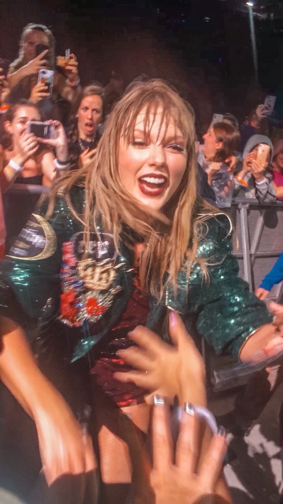 citydoveswift's tweet photo. YOU GUYS AMANDAS FRIEND FROM SCHOOL JUST SENT HER THIS PICTURE SAYING “I think these are your friends in the background” IM LITERALLY SCARED OF MYSELF IM CRYING LAUGHING MY FUCKING FACE OH MY GOD https://t.co/k9POIo2nmo
