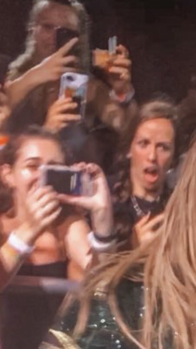 citydoveswift's tweet photo. YOU GUYS AMANDAS FRIEND FROM SCHOOL JUST SENT HER THIS PICTURE SAYING “I think these are your friends in the background” IM LITERALLY SCARED OF MYSELF IM CRYING LAUGHING MY FUCKING FACE OH MY GOD https://t.co/k9POIo2nmo