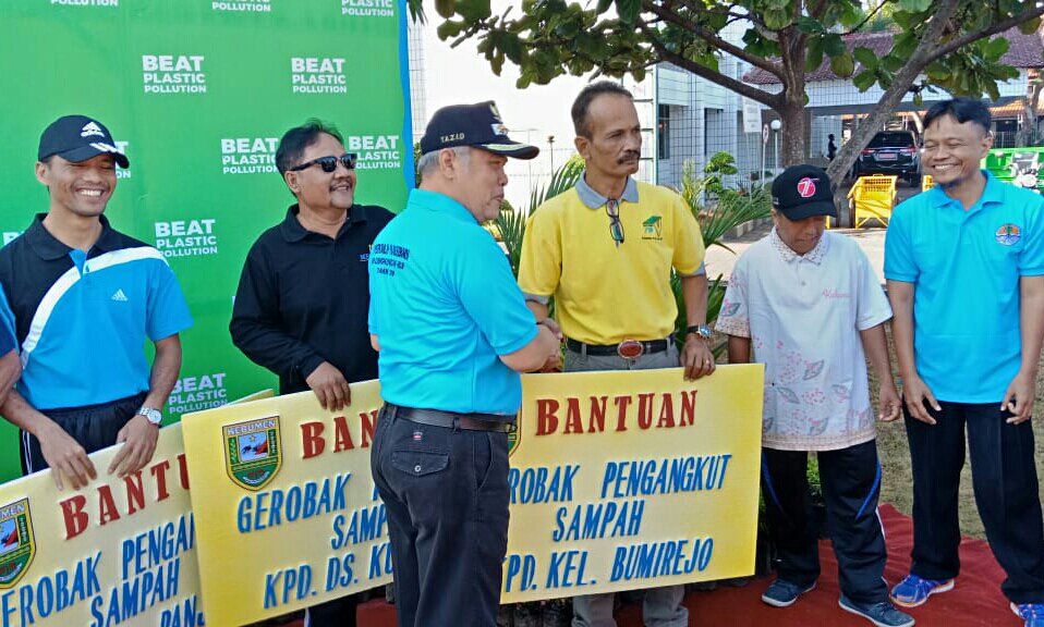 Plt.Bupati <a href="/MahfudzYazid/">Yazid Mahfudz</a> di peringatan Hari Lingkungan Hidup Sedunia di Lap. Setda Kebumen, Jumat (27/7). Plt.Bupati menegaskan, Reduce, reuse, recyle pengelolaan sampah dan limbah harus terus ditingkatkan agar kelestarian dan keindahan alam tetap terjaga
kebumenkab.go.id/index.php/publ…