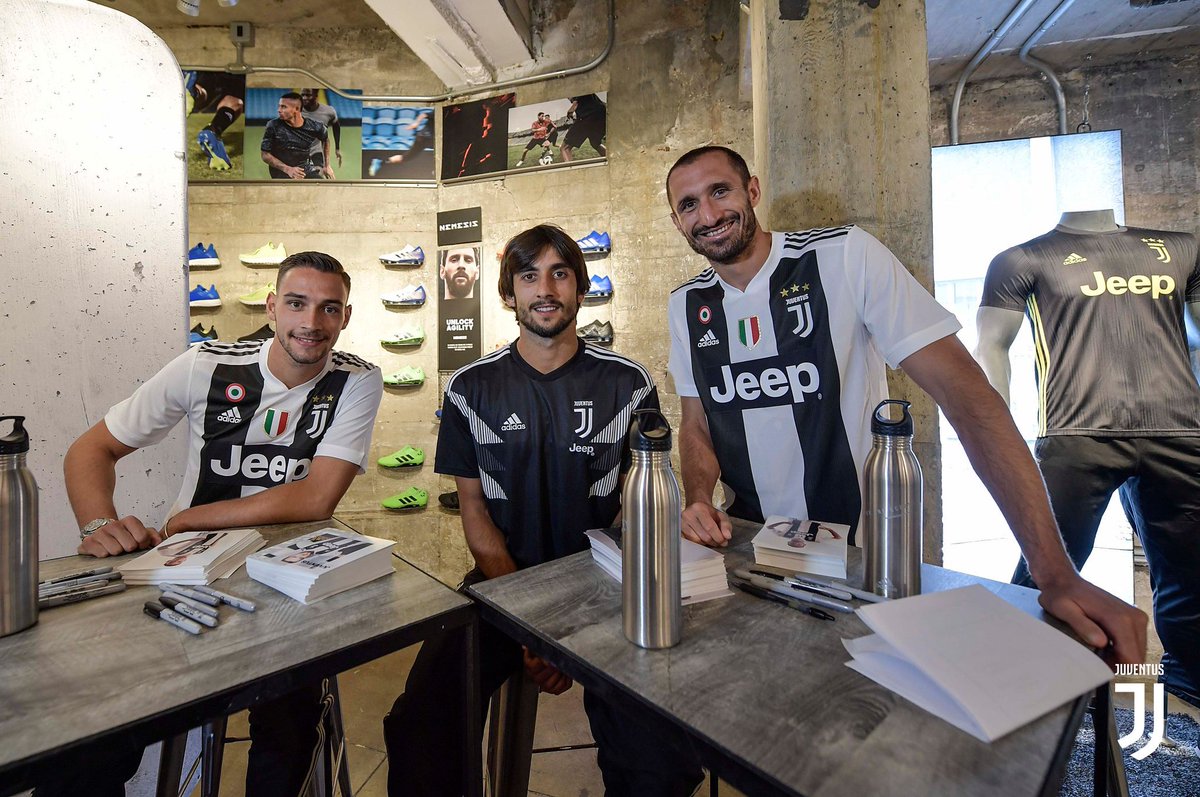 juventusfcid's tweet photo. 📍✒️ Bianconeri berkunjung ke toko @adidasfootball di NYC. 

GALERI ➡️ https://t.co/fUq9EMKpFG https://t.co/gE3D1u7RZi