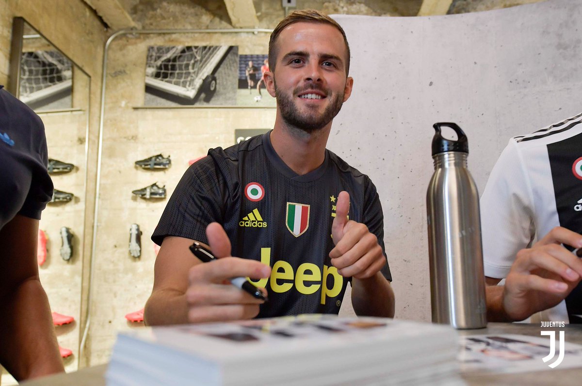 juventusfcid's tweet photo. 📍✒️ Bianconeri berkunjung ke toko @adidasfootball di NYC. 

GALERI ➡️ https://t.co/fUq9EMKpFG https://t.co/gE3D1u7RZi