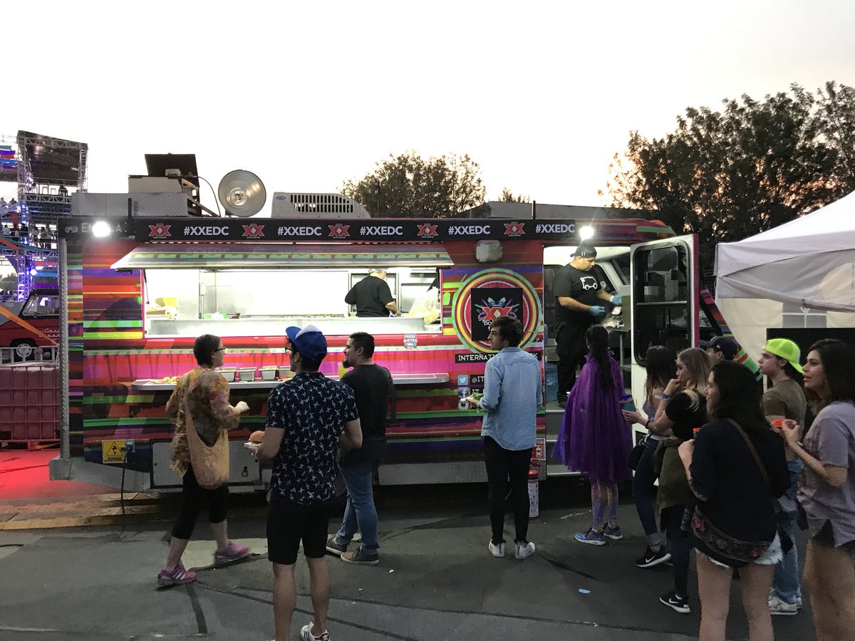 FoodtrucksDF's tweet photo. #ParaEsteFin Que bonito es debutar #FoodTrucks y que trabajen con los #FoodtruckStars 😉 listos #ParaEsteFin la original y de sus creadores: #ZonaDeFoodTrucks OFICIAL✅ #AtmsXIV #atmospherefestival #2018 #AtmsXIV 👇🏻🙌🏻🙌🏻 https://t.co/8U8eQp53qE
