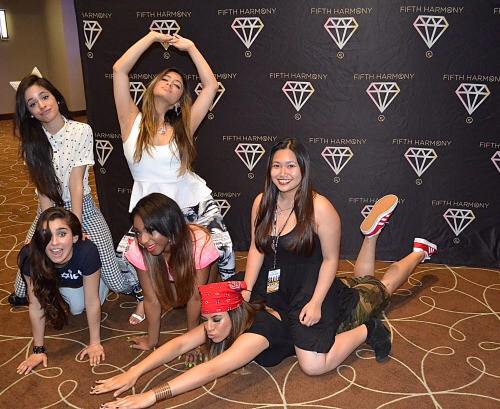 umalesbican's tweet photo. Saudades do tempo em que o Meet era pura farofa 
#6YearsOfFifthHarmony https://t.co/2vNPIyeZr2