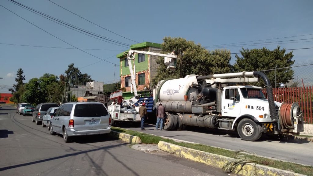 TlahuacRenace's tweet photo. #iluminemos #Tláhuac, @SerUrbaTlahuac se dio a la tarea de reparar, sustituir y colocar nuevas lámparas en distintos puntos del pueblo de Santa Catarina #Yecahuizotl . Son #AccionesPorTuSeguridad que impulsa el JD @arturomedinap https://t.co/DiWkqi9G5B