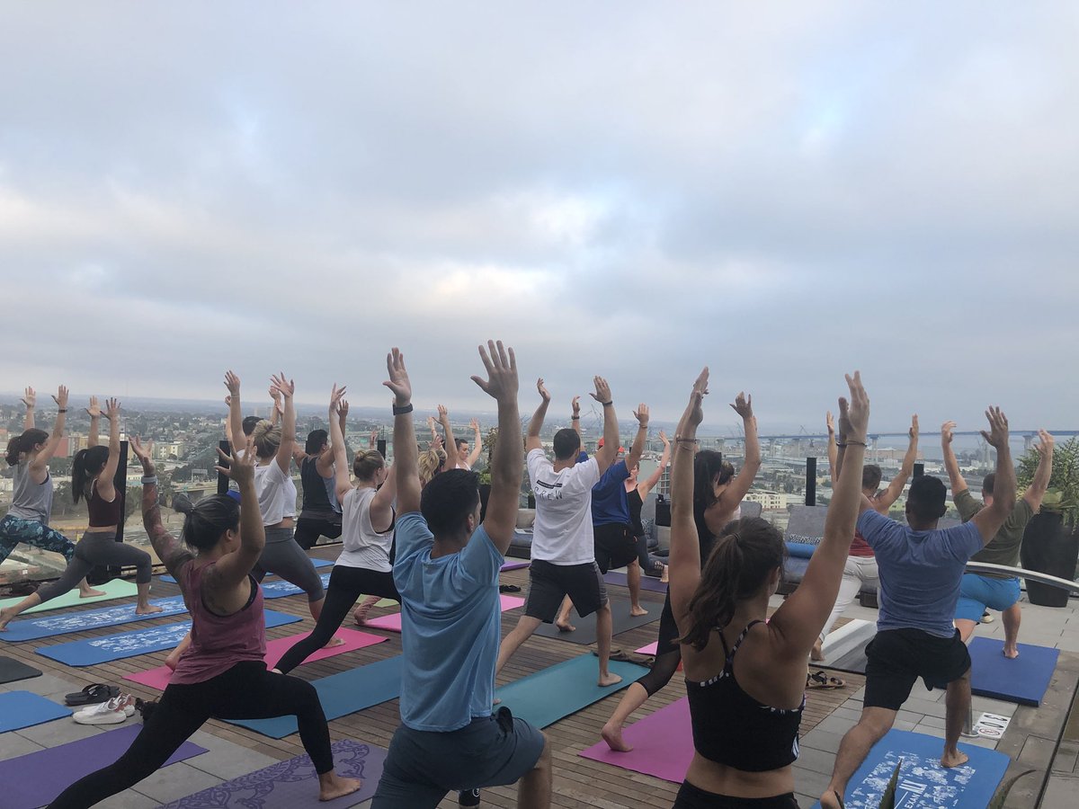 DaileyMethodSD's tweet image. Rooftop pool + barre + yoga + sunset (ok, more like ⛅️) + rosé = #livingadaileylife 🧡💛💚
