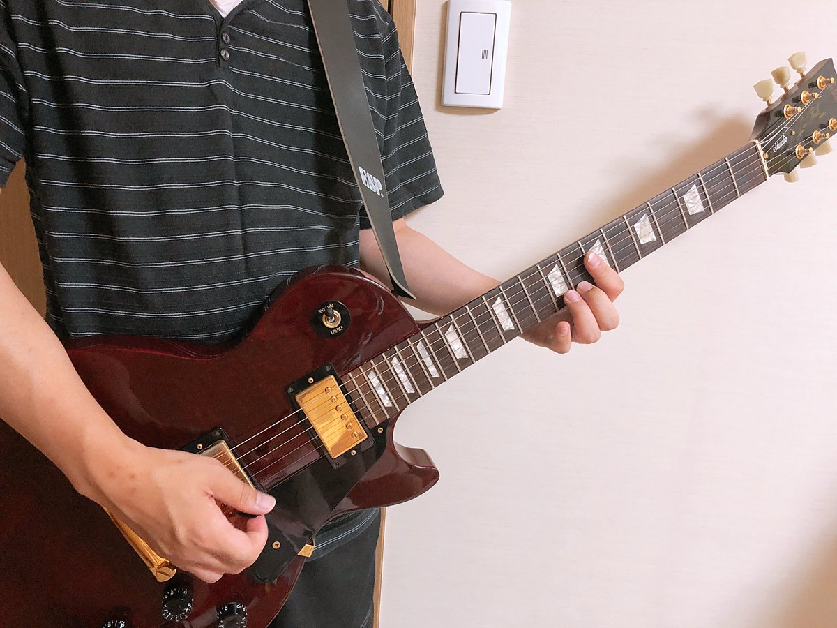 idolbu_sayaka's tweet image. 今日は金曜日！明日と明後日はみんなに会える！！😍😍
29日は #vivip だよん🎶
このギター持ってる人も出演しちゃうんです👀🎸 
さー、どなたでしょう!!
お昼からもがんばろ〜う！💪✨
#ほくりくアイドル部