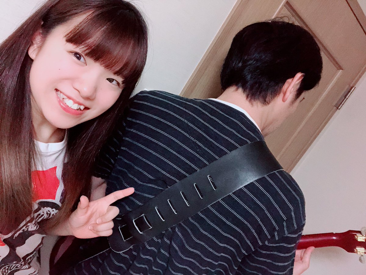 idolbu_sayaka's tweet image. 今日は金曜日！明日と明後日はみんなに会える！！😍😍
29日は #vivip だよん🎶
このギター持ってる人も出演しちゃうんです👀🎸 
さー、どなたでしょう!!
お昼からもがんばろ〜う！💪✨
#ほくりくアイドル部