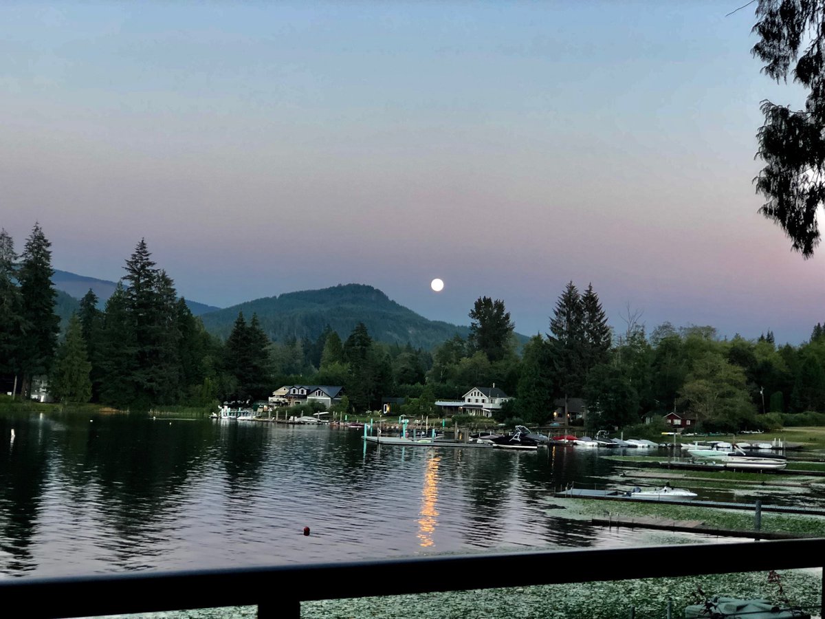ETOverton's tweet photo. Beautiful #FULLMOON #lakesamish #Bellingham https://t.co/MP36x9Wu5T
