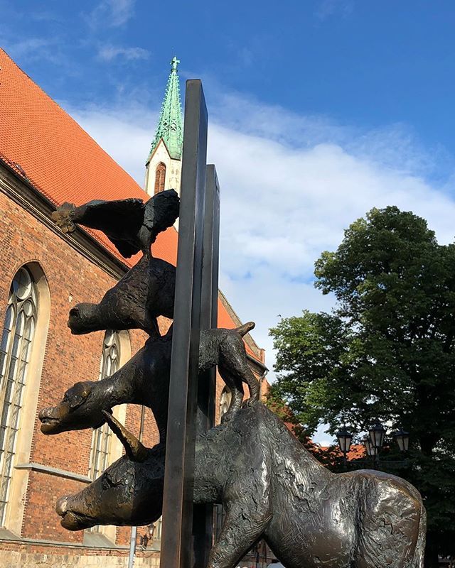 #politicalmonument of #brementownmusicians (donkey, dog, cat and a cock) by Bremen artist #kristabaumgaertel - based on #fairytale of #brothersgrimm - gift to #riga by #bremen in 1990. #bronze musicians are staring through the #ironcurtain on a completel… ift.tt/2AbevMY