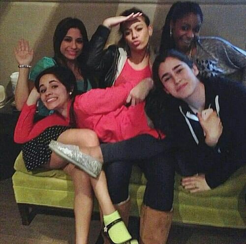umalesbican's tweet photo. sinônimo de amor é amar e o de dor e sofrimento é essas fotos, eu era tão feliz e nem sábia #6YearsOfFifthHarmony https://t.co/WiDwlHJ6pX