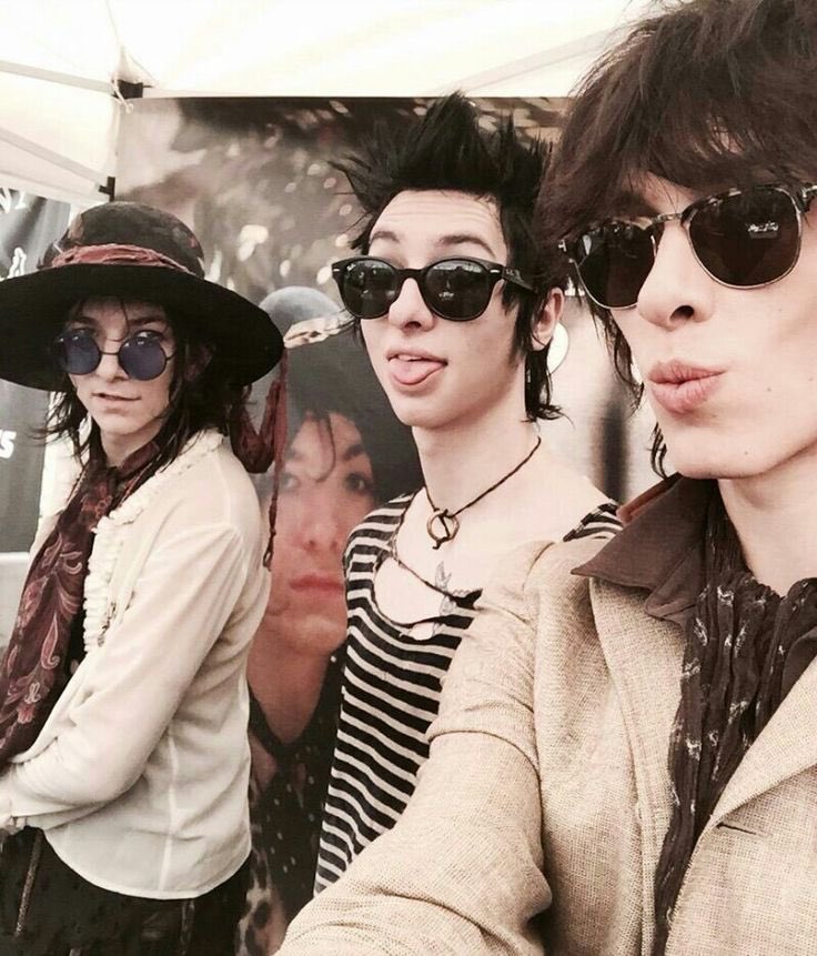 leo_catlover's tweet photo. These brothers care for their fans so much. They’ve been touring pretty much nonstop since 2015 or so if I remember right. They work SO hard and deserve love &amp; appreciation. They built up this beautiful family; let’s not let it be torn apart #palayepositivity @PalayePositive https://t.co/QvUWydp7mQ