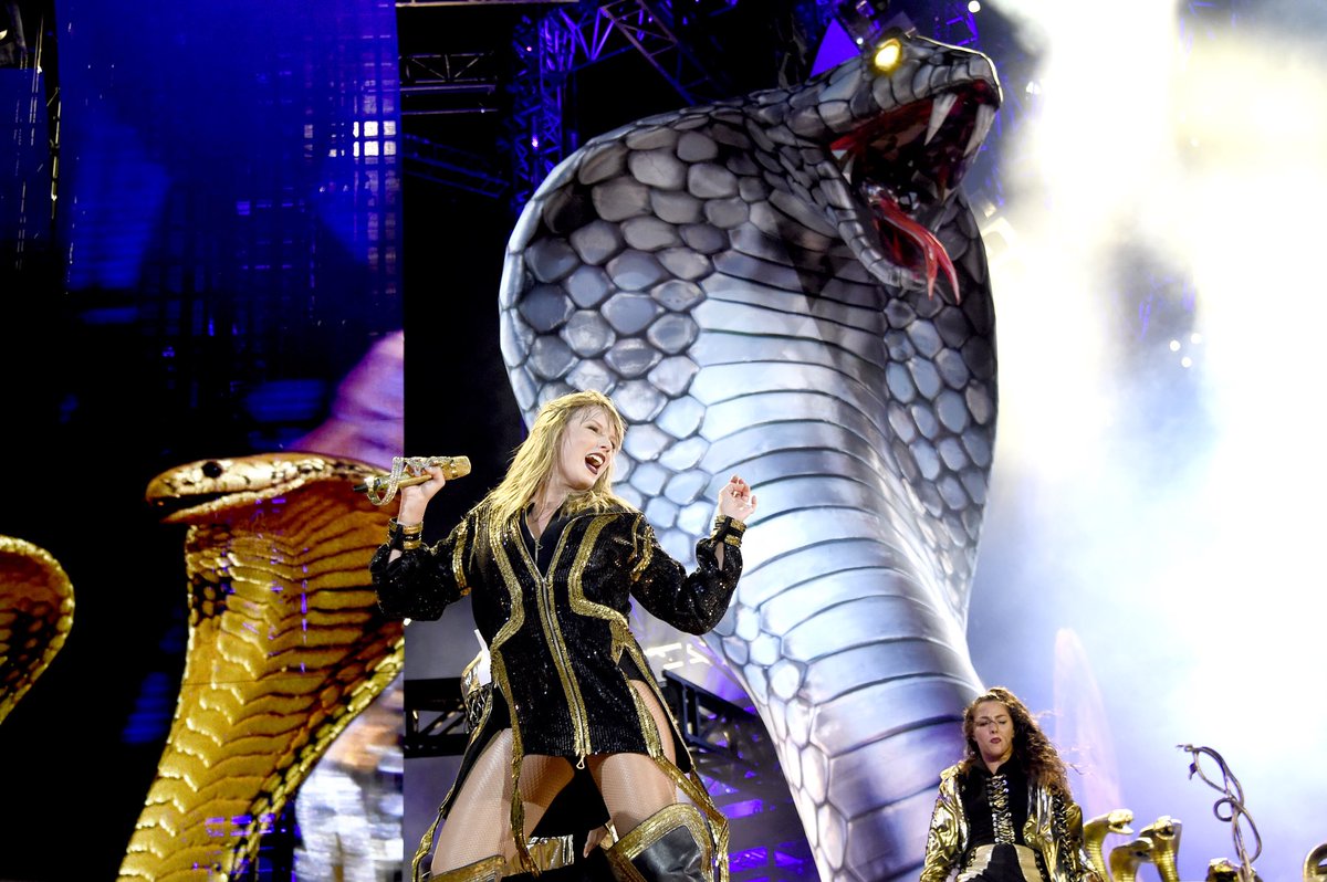 taylornation13's tweet photo. All eyes on you, #repTourFoxborough 😍 Can’t believe we get to do this two more times!!

📷: Kevin Mazur //Getty Entertainment https://t.co/3IqcUpDsmx