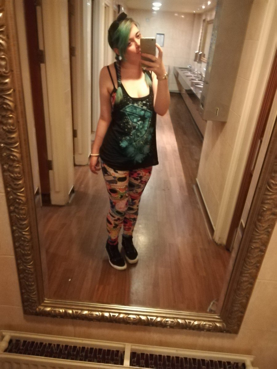 Lotteexo's tweet photo. Positive me hype: been treated shit in my 2 serious relationships. 86 me out of London. I always wanted to keep my pals for them but so many thought I was using them for something. I'm good if you guys don't see that, your loss. Fuck this. https://t.co/Tnt48wlFki