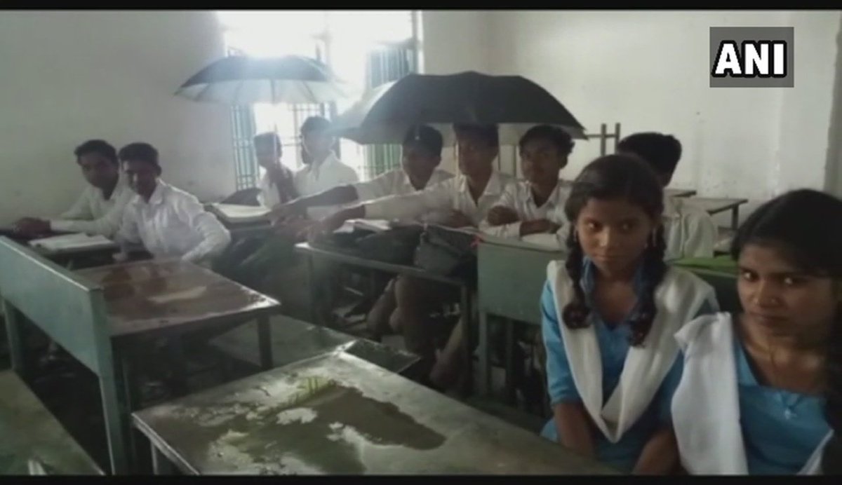 ANI's tweet photo. #MadhyaPradesh: Students of a Govt school in Dindori marched to the District Council & submitted a memorandum addressing President of India, stating,"During monsoon water drips from the roof in every room,there are no washrooms,&its been like this for many years, please help us." https://t.co/UKNvTayGUj