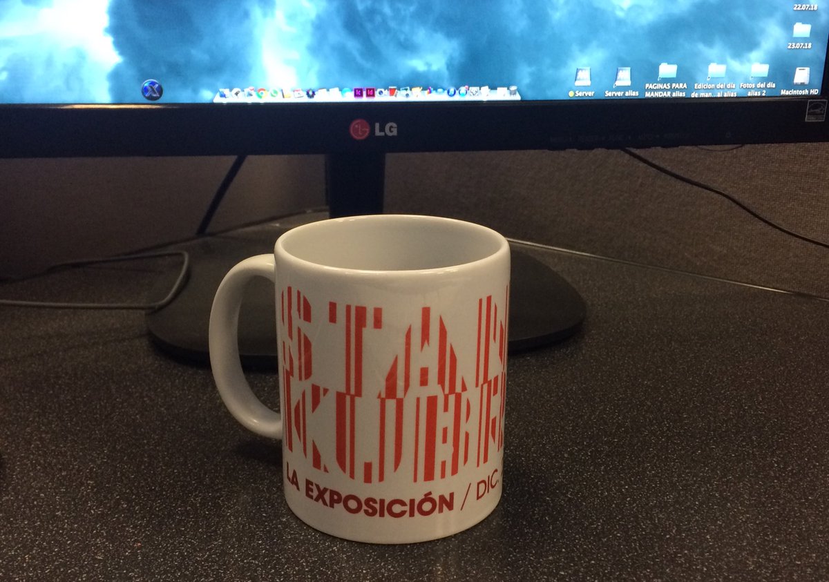 renton__t2's tweet photo. #ChambaTime con taza #StanleyKubrick90 🎬 https://t.co/aO0HGkNFuQ