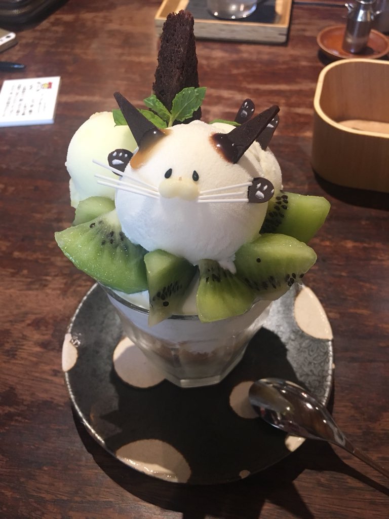 그저께 고토바노하오토에 가려고 했더니 가게가 이전을 했더군요. 새로 바뀐 주소와 내외부 모습을 업데이트 해야 할텐데 말이죠. 아쉬운 대로 드디어 먹어본 냥코 파르페 사진을 진상합니다.