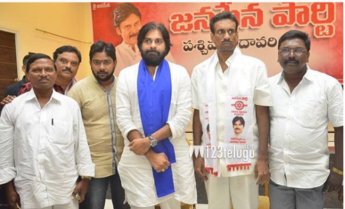 123telugu's tweet photo. Photos : #PawanKalyan interacts with #Dalitorganization members

https://t.co/ZW1Rmc9Xtn https://t.co/6XLQ8J63Y4