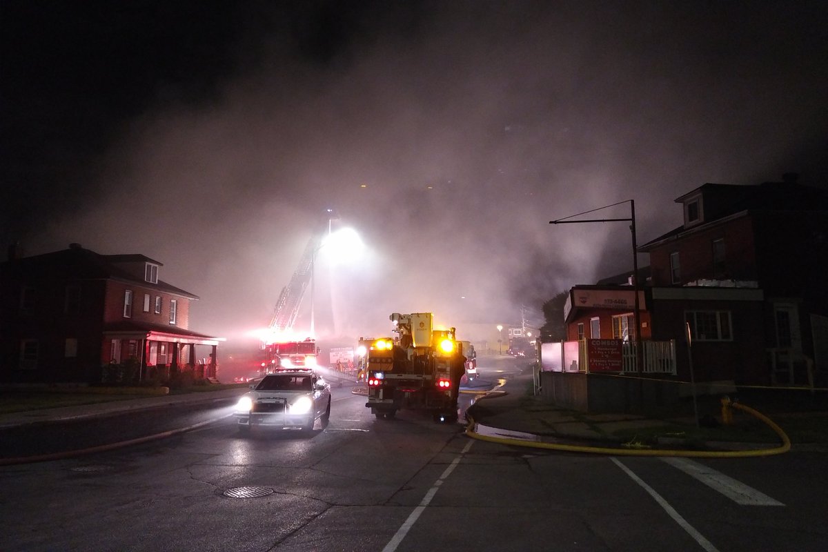 Plenty of smoke drifting into the neighbourhood. #CornwallON #fire https://t.co/j77zvhUfO6