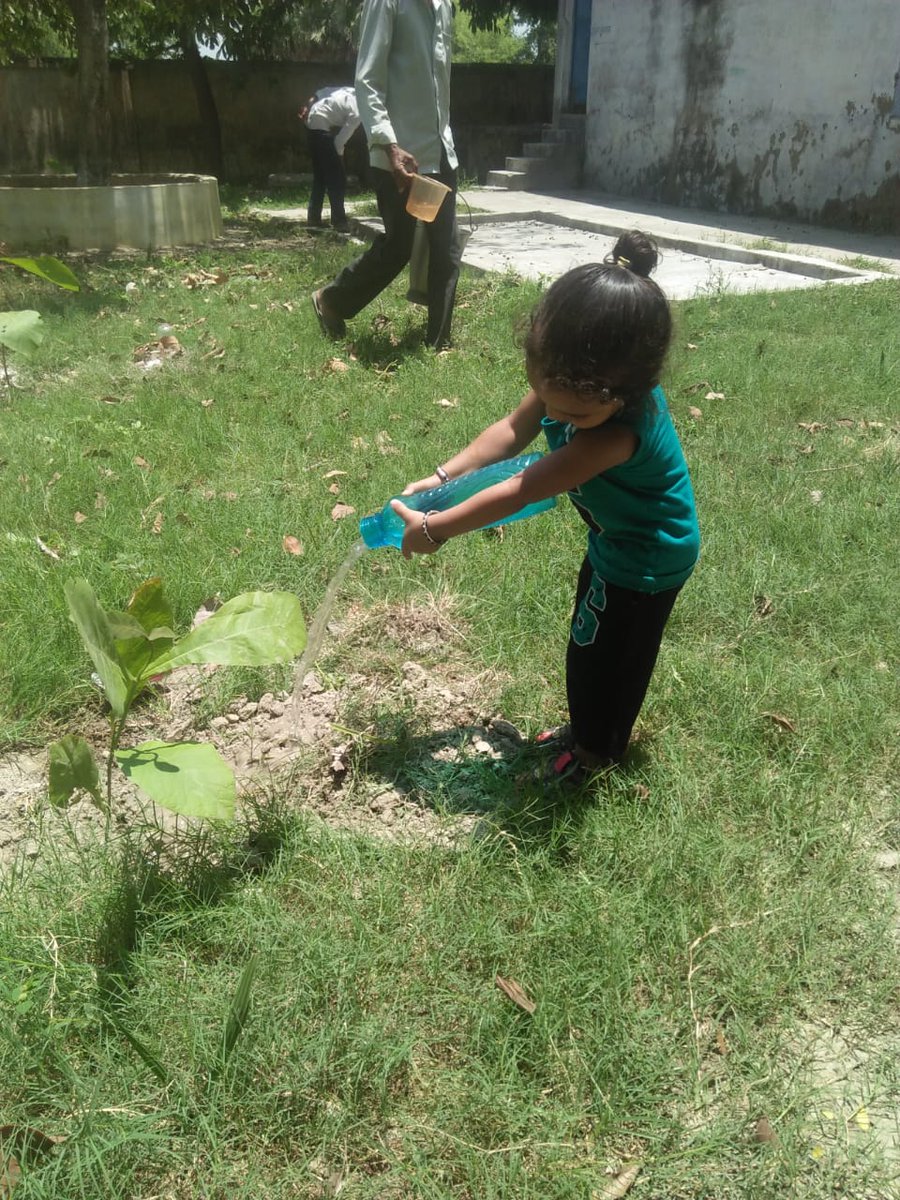 AtulyaSingh6's tweet photo. This little one has an iron resolve of spreading the message of #SwachhGanga. Why can't we? Meet our 3 year old ‘Swachhata’ hero Praneel ! This little hero raised the energy of everyone in an afforestation drive held at a school in Motihari, https://t.co/cGdhfeScXl