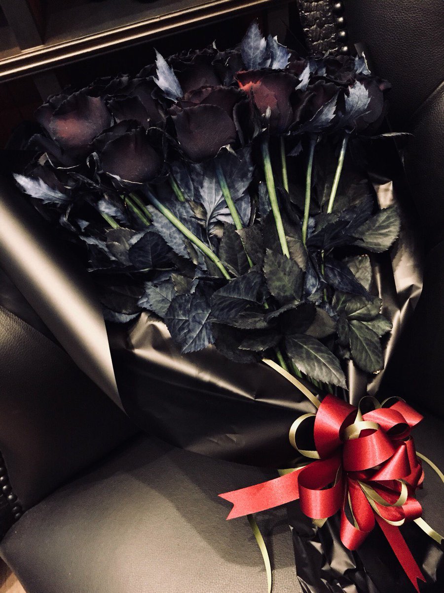 枢やな Staff 黒執事27巻発売のお祝いに お友達が花束を贈ってくれました クール便でキンッキンに冷えた黒薔薇が完全に表紙のシエルとマッチしすぎで あまりのかっこよさに職場騒然 通算27束目の花束 ありがとうございます 枢