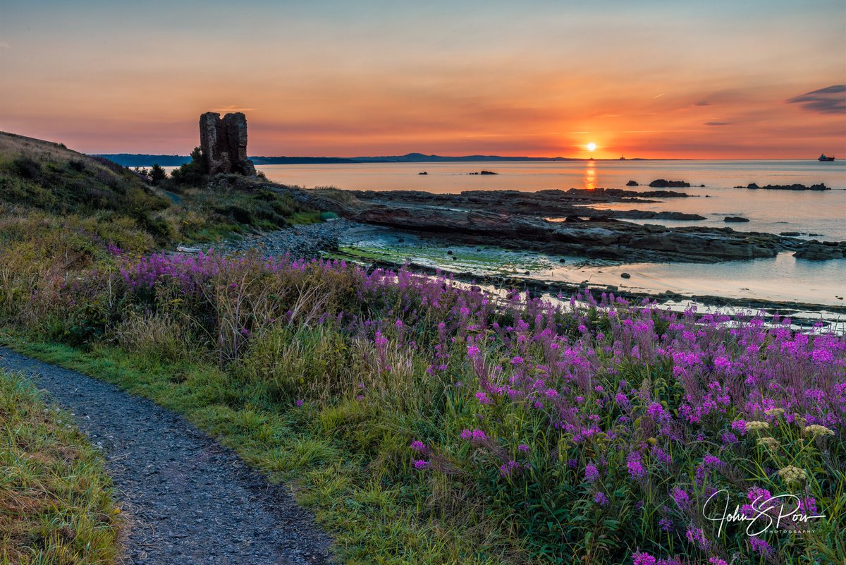 Johnpow1's tweet photo. Sunrise on the #Fife Coastal Path at Seafield #Kirkcaldy yesterday morning. https://t.co/cp6tUzyJOA
