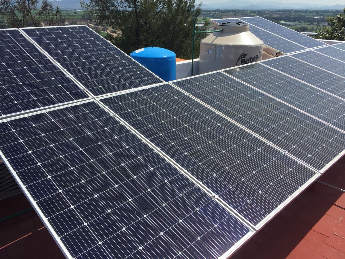 BGEnergie's tweet photo. Casas sustentable, instalación residencial 4.08kWp 12 paneles @QCELLS_AU 340Wp #monocristalino + inversor @GoodWePower #solarpanel #energiarenovable #energiasolar #ahorrodeenegia #energiagratis https://t.co/yIqz5F527o