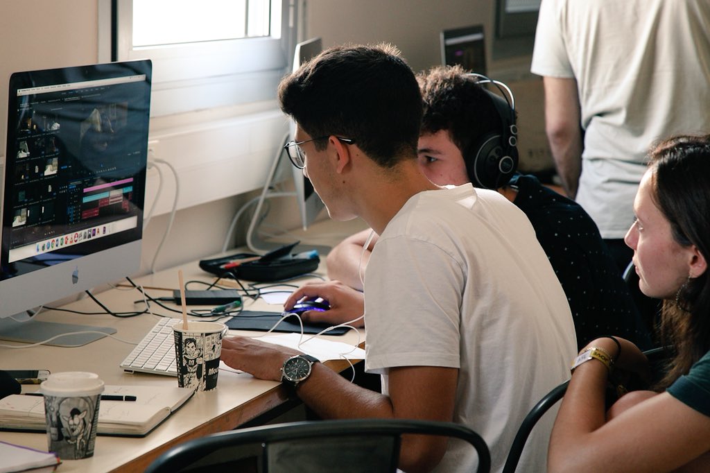 Cine_Base's tweet photo. Intenso el proceso de montaje para los alumnos y alumnas de los cursos Prime de dirección y Prime de Fotografía. En pocas horas presentarán sus proyectos finales.
#summeriscool #proyectosfinales #montaje #narrativaaudiovisual #dirección #fotografía https://t.co/QhdSrGI6jS