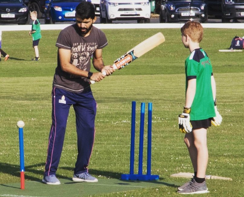 khelshel's tweet photo. .@iamfawadalam25 giving useful batting tips to Clithroe Cricket Club youngster.

#Cricket #KhelShel #Pakistan #England #ClitheroeCC #FawadAlam https://t.co/wxhmJYuGij