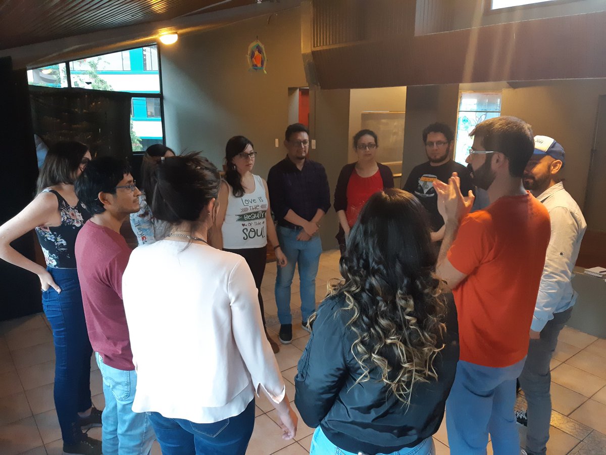 sabinoarmenise's tweet image. Una increible tarde de #Impro #Aplicada #Improlab, entre #científicos, colegas y #amigos aprendimos como el lenguaje corporal moldea y entrega fuerza a aquello que dices con la boca @ViveimPROS. @Bihelacientific #ElCalvoCientífico