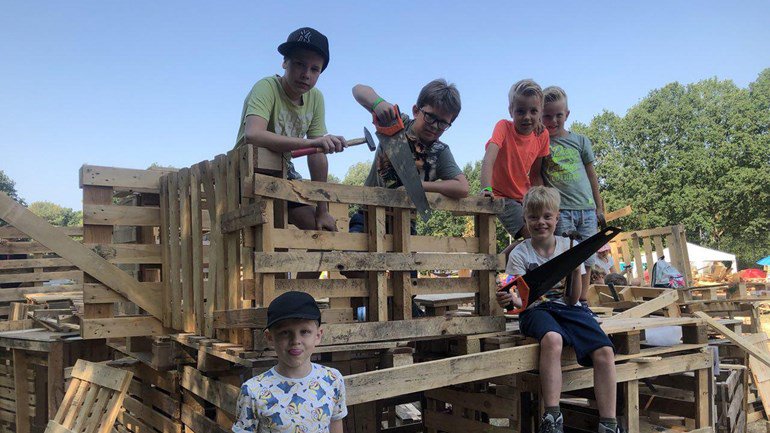 Het huttenbouwdorp is weer in volle gang. Leuk dat RTV <a href="/rtvnoord/">RTV Noord</a> ook een kijkje kwam nemen! rtvnoord.nl/nieuws/197026/… …